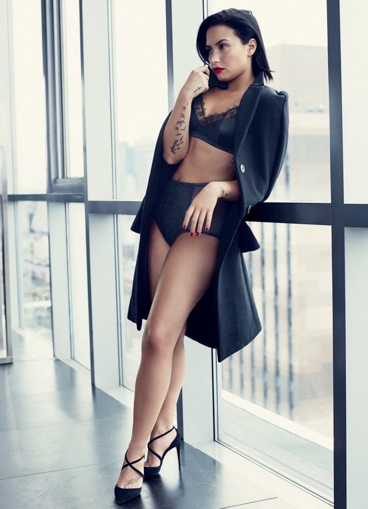 Demi Lovato's amazin legs and body
