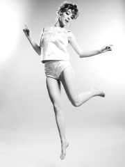 Léa Seydoux jumpin