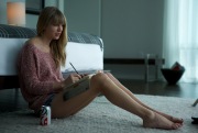 young Taylor Swift showing off her legs and bare feet