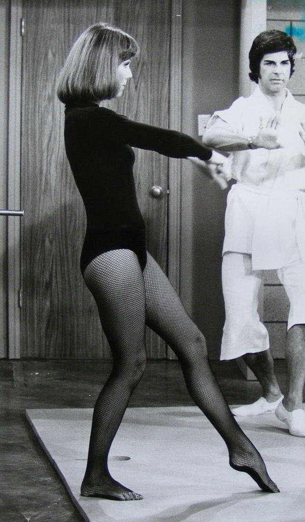 Diana Rigg wearing blck fishnet tights